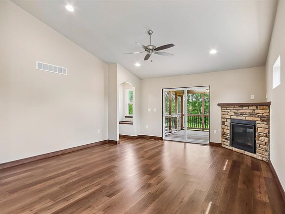 4th image of 620 Creekside Dr