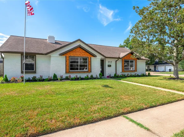 717 Yale Ln, Deer Park, TX 77536