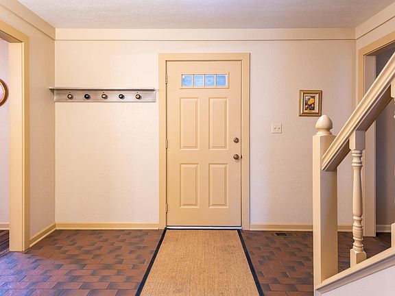 5th image of 2824 S Stratford Dr