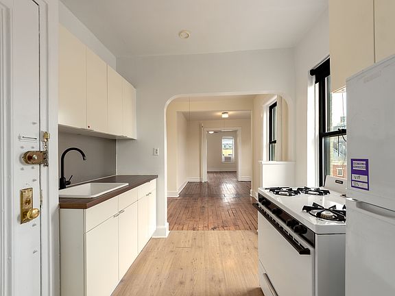 4th image of 226 W 4th St APT 19