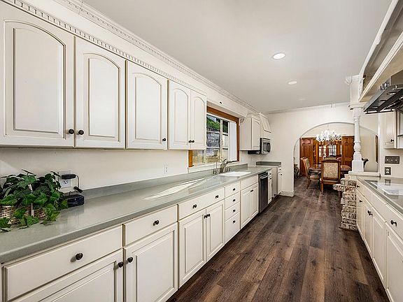 4th image of 20 Woodlyn Ln