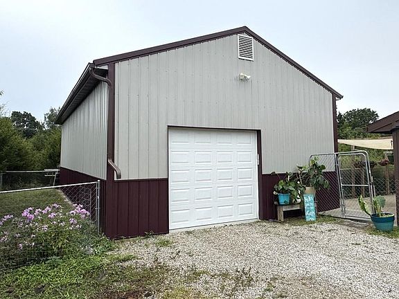 5th image of 70 Foxwood Dr