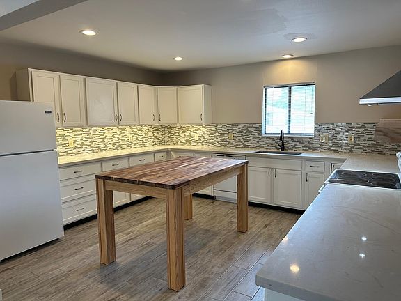 3rd image of 107 E Tulip Ave
