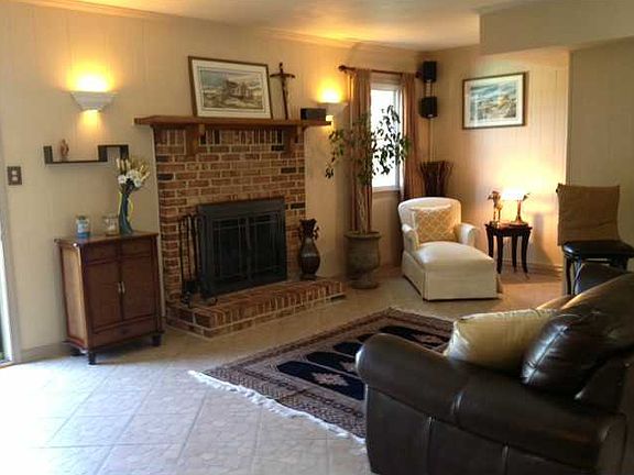 3rd image of 805 Sussex Ct