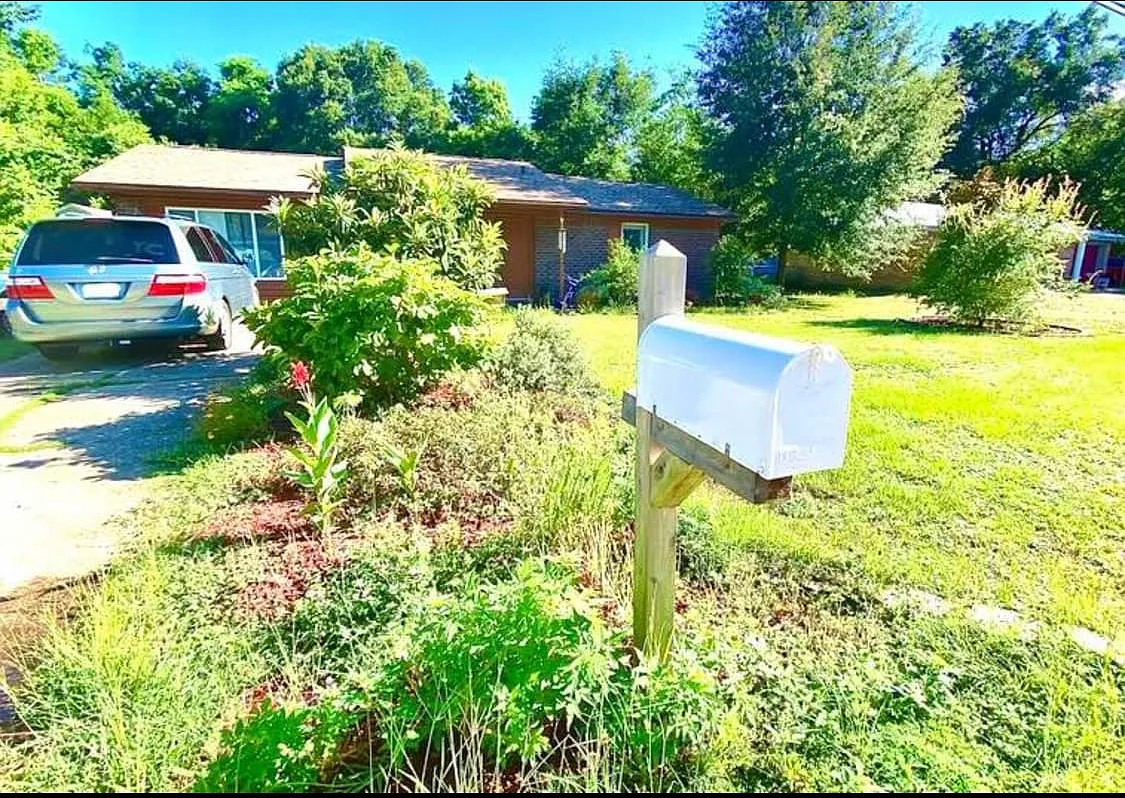 5549 Woodcrest Dr — Photo 2