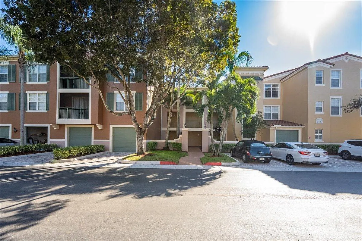 11720 Saint Andrews Pl — Photo 2