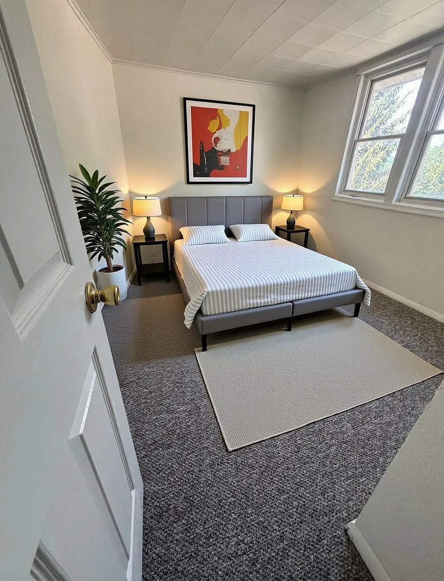 2415 Queen St — Photo 3