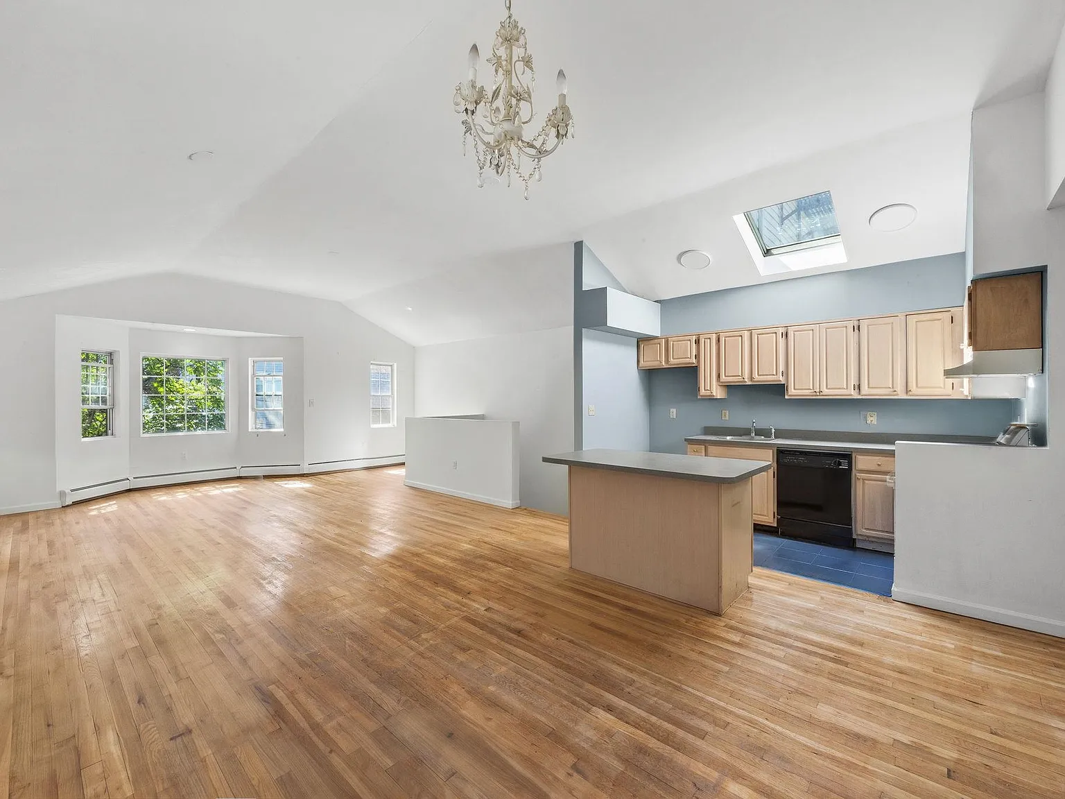 3 bed, 2.0 bath, 1500 sqft, $5,400 — Photo 2