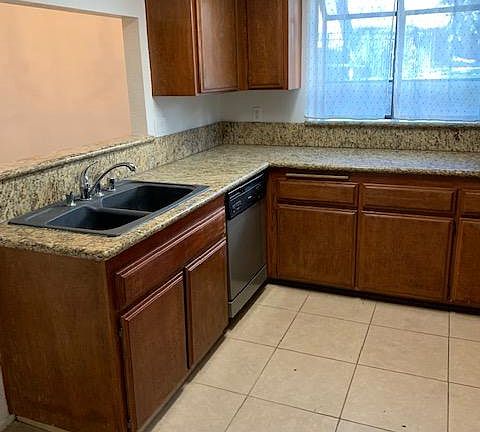 5th image of 521 Wayland Ct #521