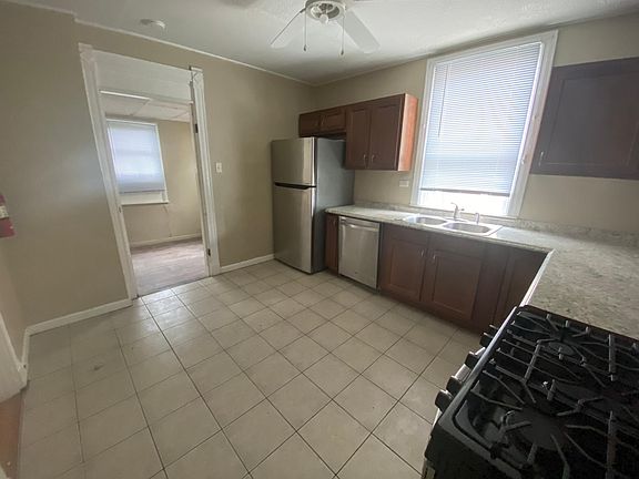 3rd image of 3927 Lindley Ave Floor 1