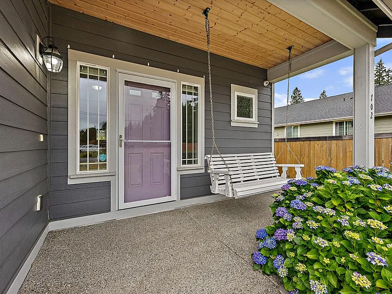 702 Hubbard Rd SE — Photo 2