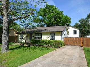 202 Poinsetta Ln, Highlands, TX 77562
