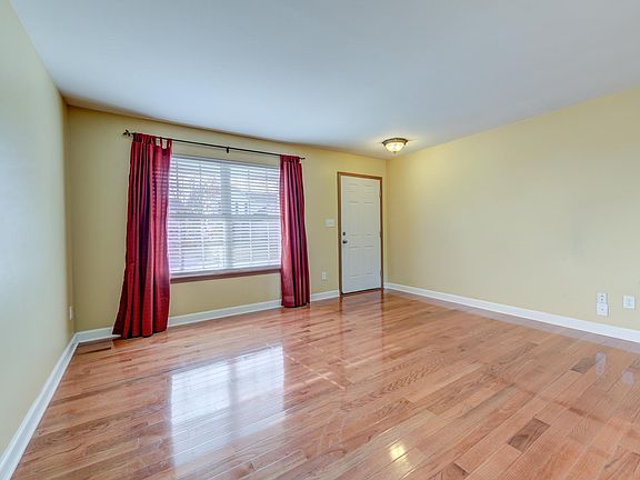 5th image of 321 Briarchase Cir