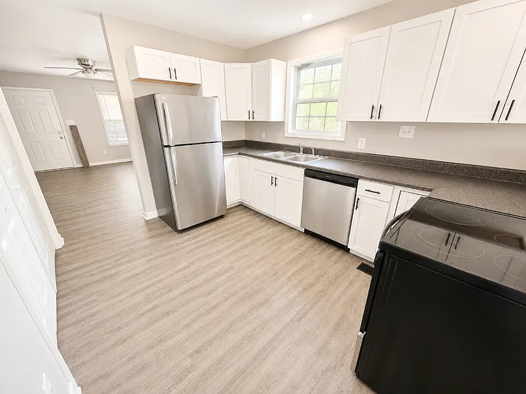 526 Center Ave — Photo 3