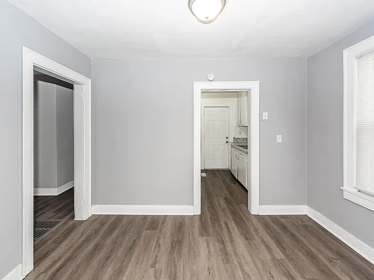 2620 Woodlawn Ave — Photo 8