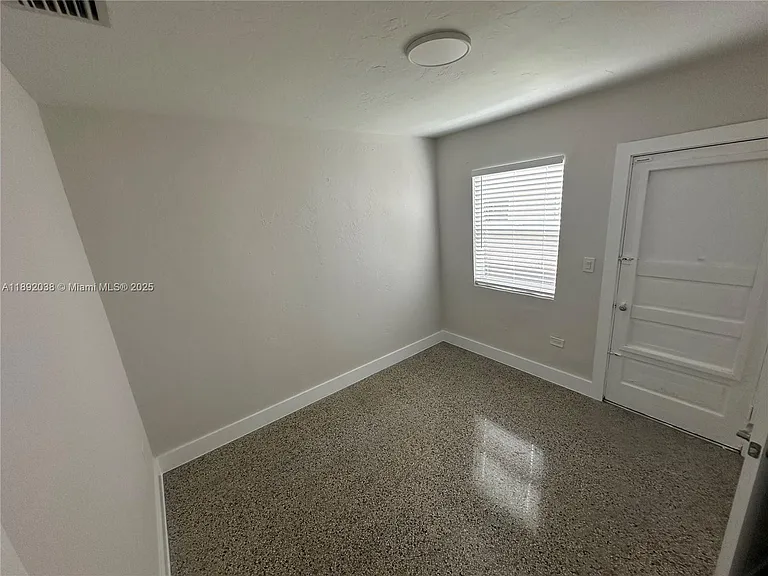 211 SW 18th Ave #2 — Photo 5