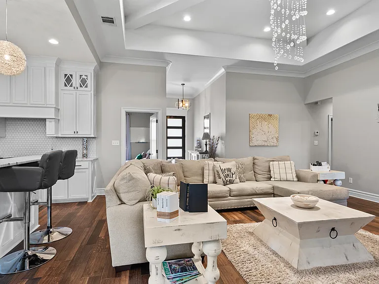301 Rosedown Ln — Photo 8