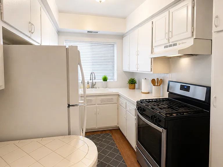 3207 W 2nd St #1 — Photo 4
