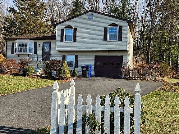 3rd image of 814 Graham Road