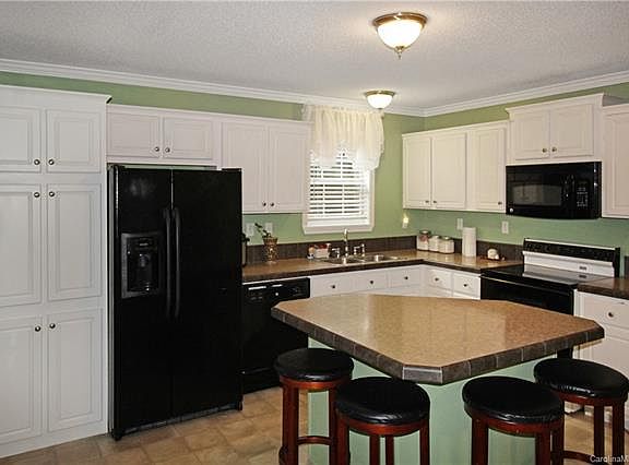 3rd image of 1079 Paradise Cir
