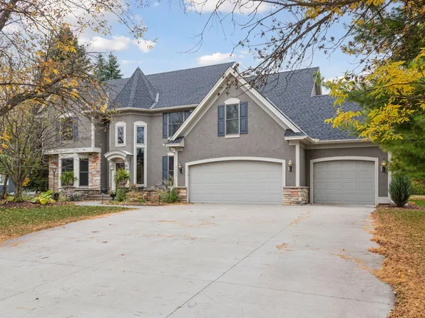 2628 Town Lake Dr, Woodbury, MN 55125