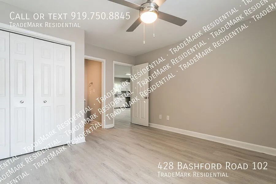 Modern, Renovated 4 bedroom Townhome — Photo 2