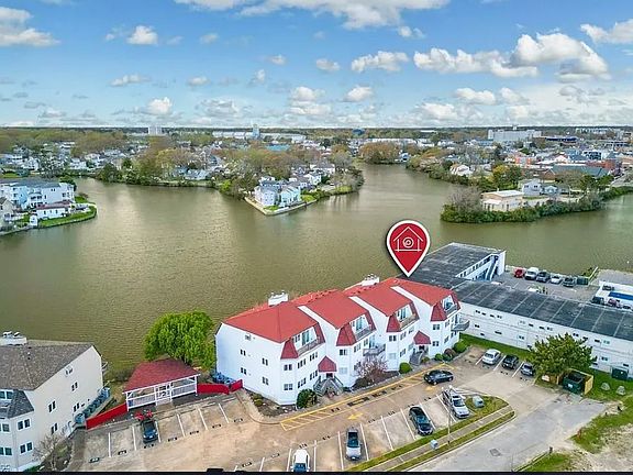 3rd image of 205 Lake Dr #205