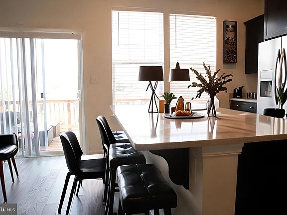 3rd image of 335 Dawson Pl