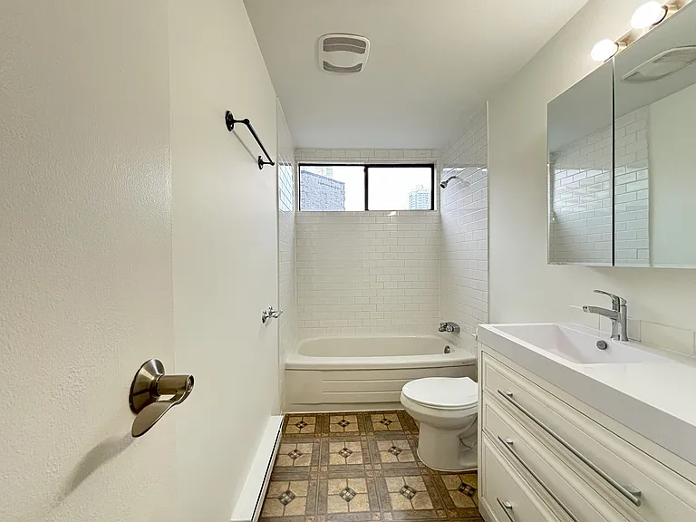 1045 Haro St — Photo 12