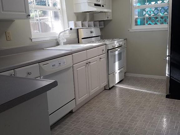 3rd image of 697B Menlo Ave