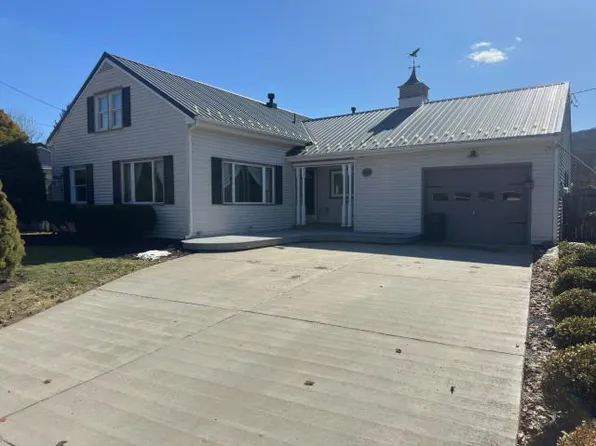 566 College St, Youngsville, PA 16371