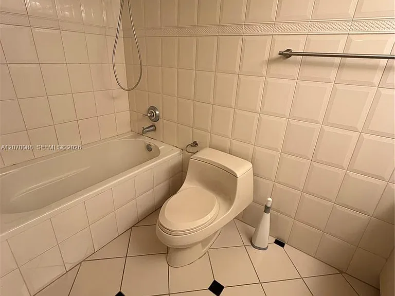 2640 NE 135th St #202 — Photo 13