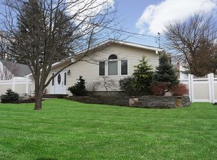 6 Queens St, Huntington, NY 11743