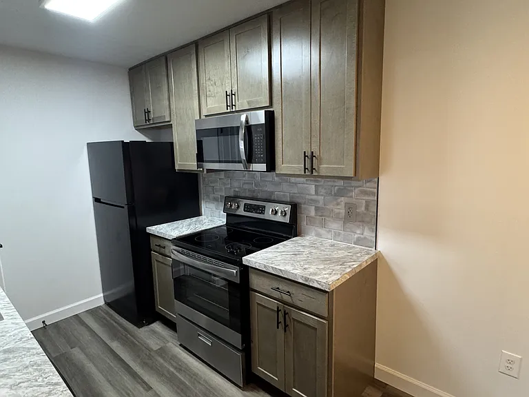 Hilltop Apartments — Photo 21