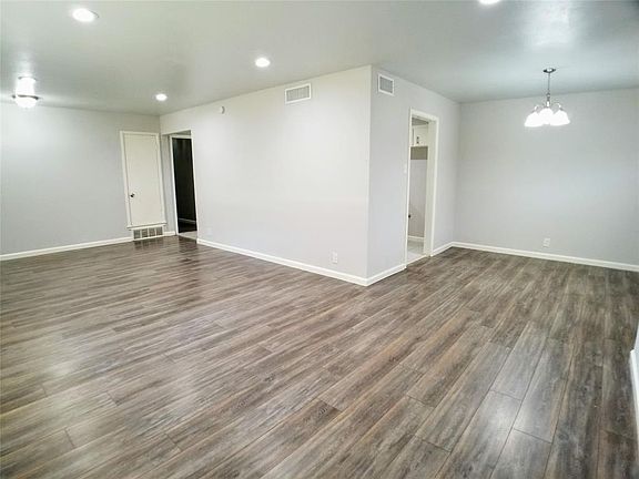 4th image of 1014 Town Creek Dr