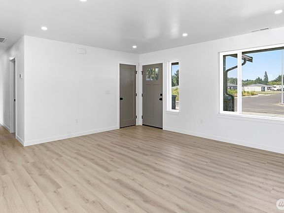3rd image of 7 Hobble Creek Street