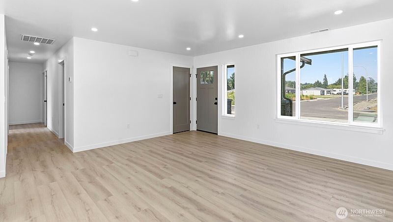 3rd image of 7 Hobble Creek Street