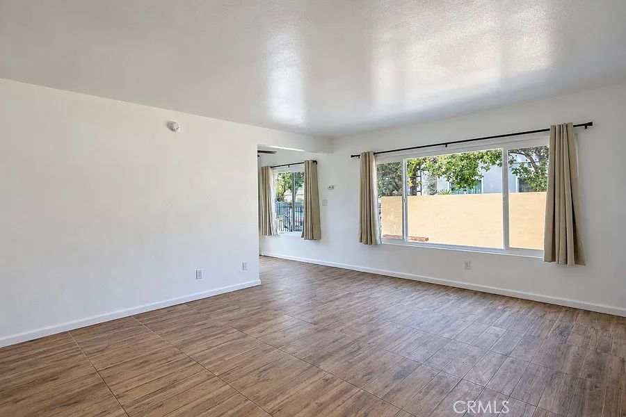 2 bed, 1000 sqft, $2,400 — Photo 3