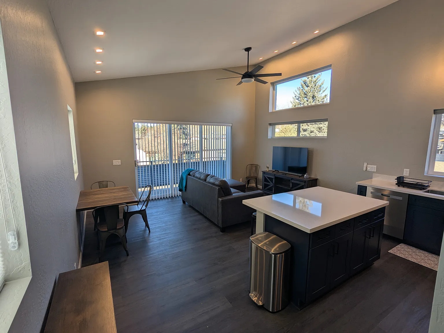 1 bed, 800 sqft, $2,100 — Photo 3