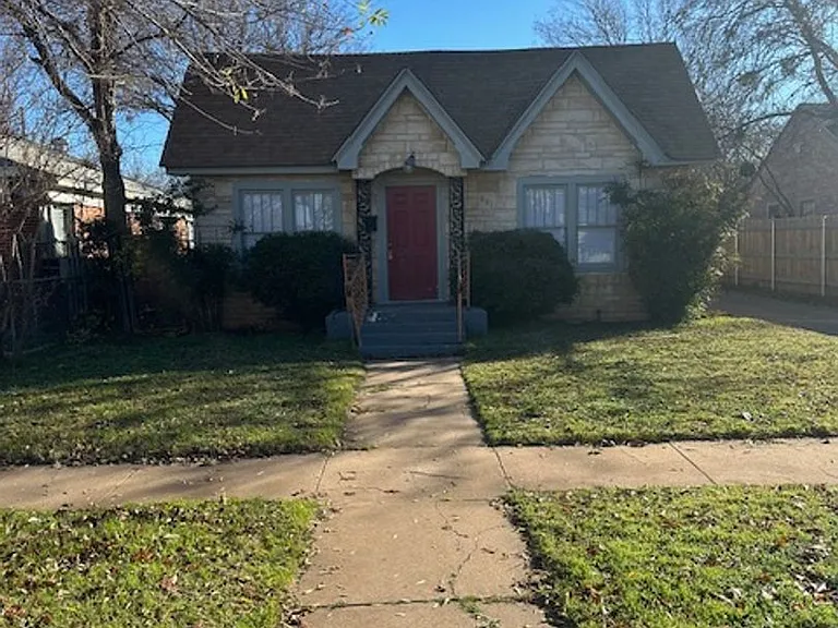 881 Ross Ave — Photo 1