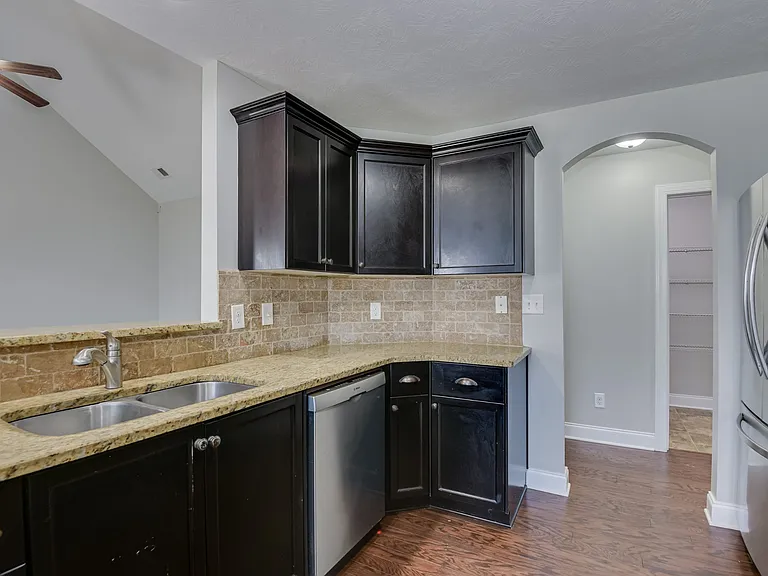 1721 Dunmore Ave — Photo 11