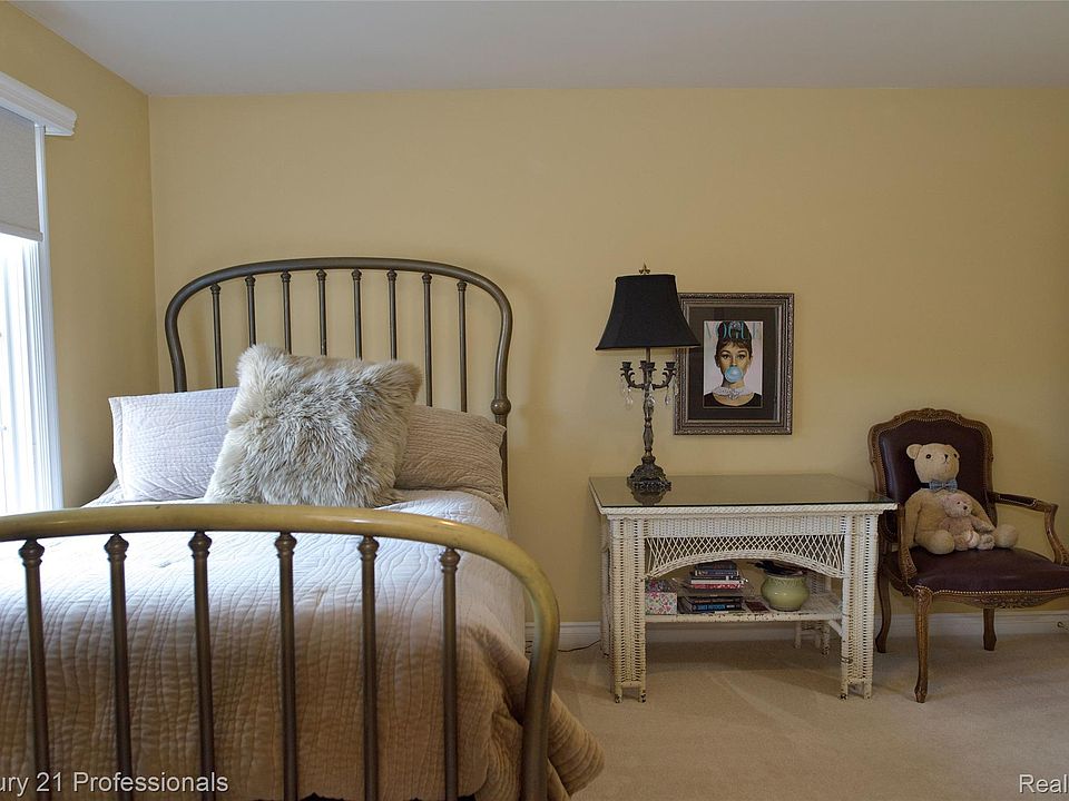 916 Majestic, photo 20