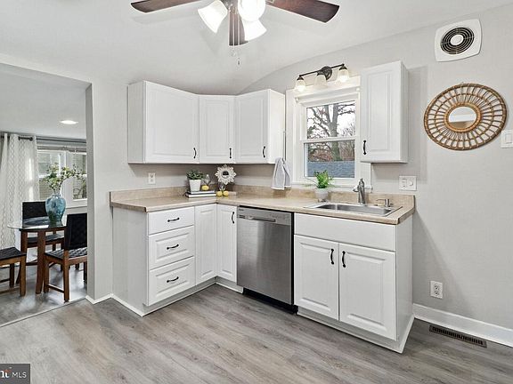 3rd image of 418 Bloomsbury Ave