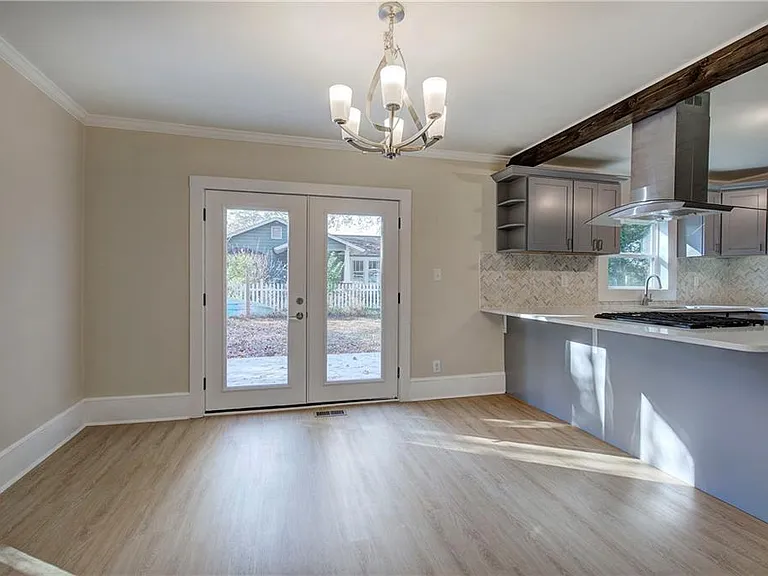 415 E 10th St SE — Photo 36