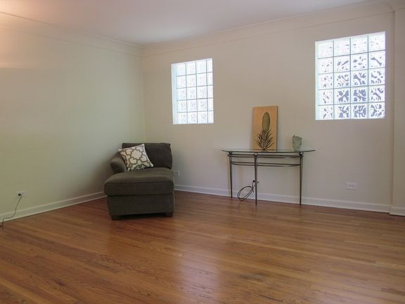 4th image of 2639 W Greenleaf Ave #1