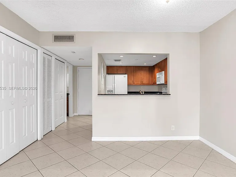 100 Lakeview Dr #201 — Photo 7