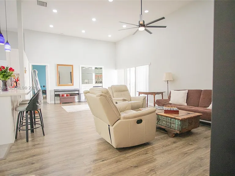 523 Leslie Dr — Photo 6