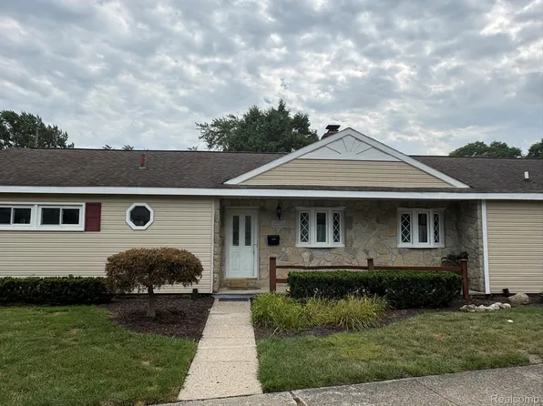 32223 Woodbrook Dr, Wayne, MI 48184