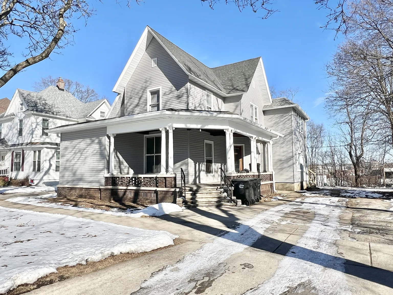 747 Parker Ave - 749 — Photo 1