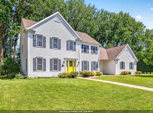 2415 Maple Grove Dr, Neenah, WI 54956